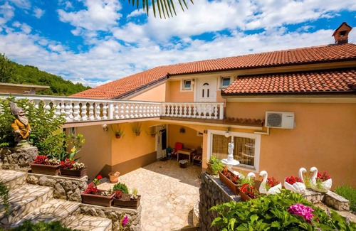 Bregi Apartment | Holiday apartment with panoramic sea views