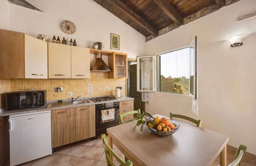Pompeiana Apartment | Holiday apartment with lake view
