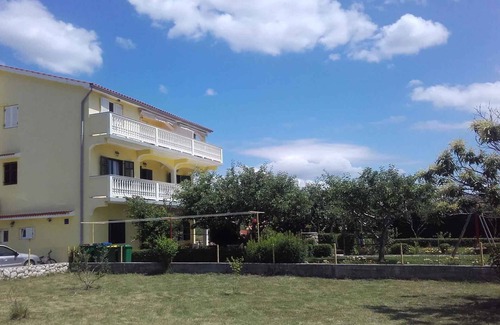 Lopar Apartment | Holiday apartment with 4 bathrooms and balconies for family