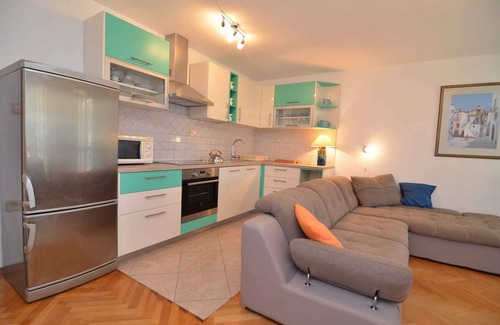 Petrcane Apartment | Holiday apartment with air conditioning only 25 meters to the Adriatic Sea