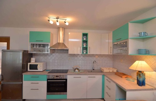Petrcane Apartment | Holiday apartment with air conditioning only 25 meters to the Adriatic Sea