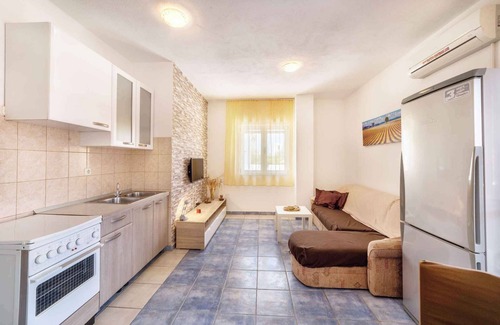 Srima Apartment | Holiday apartment with balcony and air conditioning
