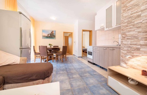 Srima Apartment | Holiday apartment with balcony and air conditioning
