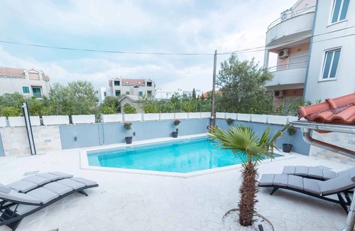 Srima Apartment | Holiday apartment with balcony and air conditioning