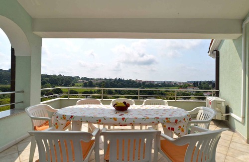 Gregovica Apartment | Holiday apartment with communal pool and air conditioning