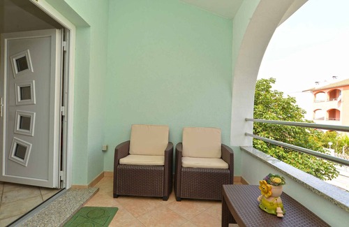 Gregovica Apartment | Holiday apartment with communal pool and air conditioning