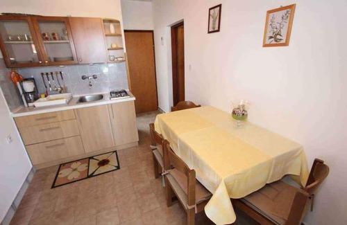 Pomer Apartment | Holiday apartment with garden and barbecue