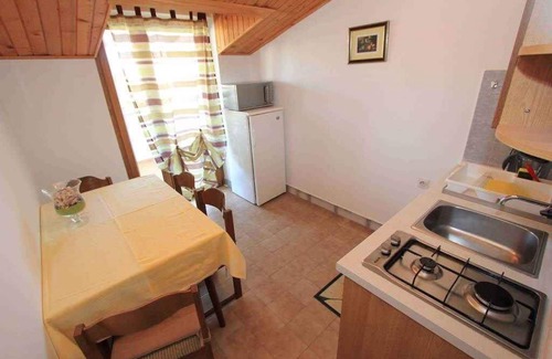 Pomer Apartment | Holiday apartment with garden and barbecue