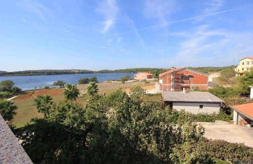 Pomer Apartment | Holiday apartment with garden and barbecue
