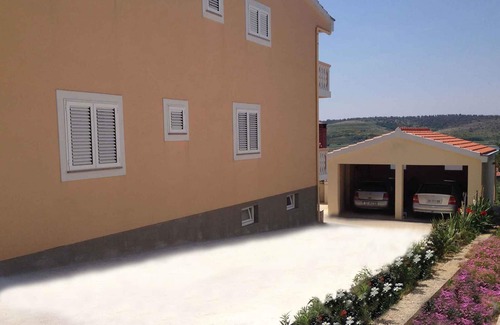 Rtina Apartment | Holiday apartment with air conditioning and sea view