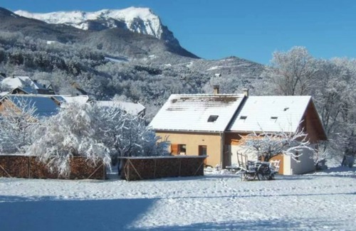 Les Sagnieres Apartment | Holiday Apartment with Lake and Mountain View
