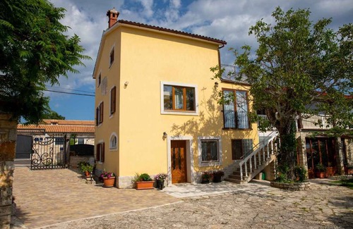 Kanfanar Apartment | Holiday apartment with outdoor swimming pool and terrace