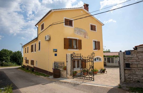 Kanfanar Apartment | Holiday apartment with outdoor swimming pool and terrace