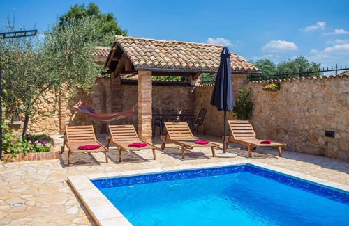 Nova Vas Apartment | Holiday apartment with pool and Tuscan style