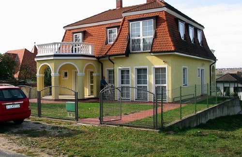 Heviz Apartment | Holiday apartment with terrace to the garden side