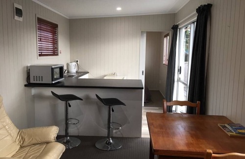 New Plymouth Cottage | Holiday Cabin with Wi-Fi