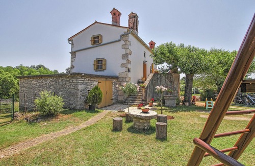 Sumber House | Holiday cottage Erika * 6000 m2 garden, playground, BBQ, dogs welcome