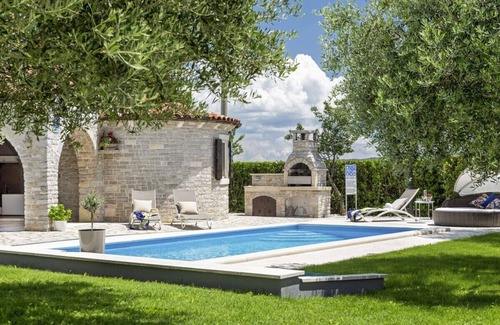 Melnica House | Holiday cottage Istranka * large garden, private pool, BBQ, WiFi