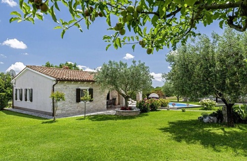 Melnica House | Holiday cottage Istranka * large garden, private pool, BBQ, WiFi