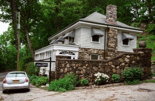 Croton-on-Hudson House | Holiday cozy country cottage!