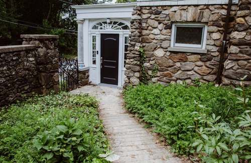 Croton-on-Hudson House | Holiday cozy country cottage!