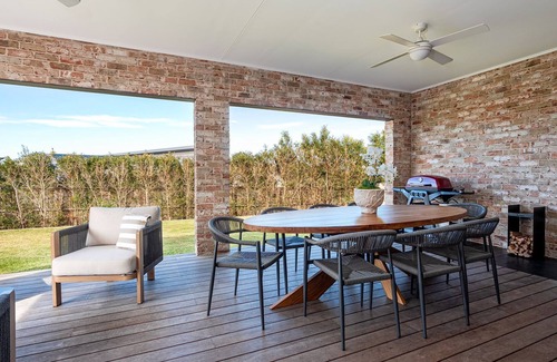 Berry House | Holiday Crescent – Spacious, stylish retreat with pool, perfect