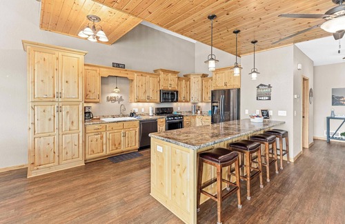 Lindstrom Cabin | Holiday Decor|Winter Retreat|Multiple Families|Gameroom