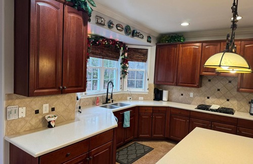 Ruby House | Holiday decorated Stafford Estate home on quiet 3 acre lot