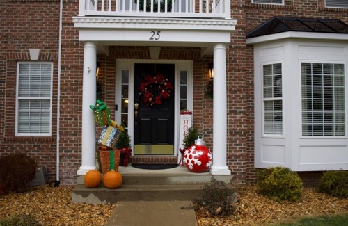 Ruby House | Holiday decorated Stafford Estate home on quiet 3 acre lot