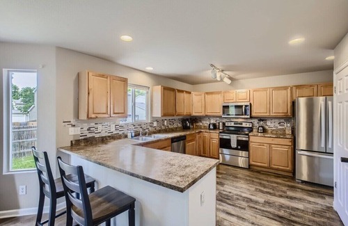 Longmont House | Holiday Discount! Cozy 6BR Retreat for Groups!