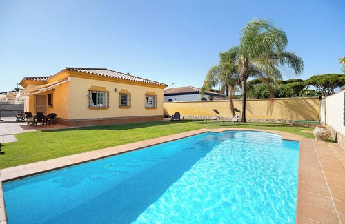 Los Gallos-Cerromolino House | Holiday Home 'Chalet with Pool in La Barrosa' with Private Pool, Private Terrace and Wi-Fi