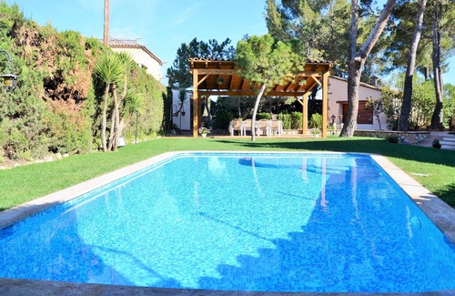 Vilafranca del Penedes Villa | Holiday mansion close to beach and village. House for 14 persons.