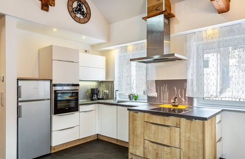 Atzesberg Apartment | Holiday flat "Landhaus Ameisberg" with mountain view, garden and Wifi