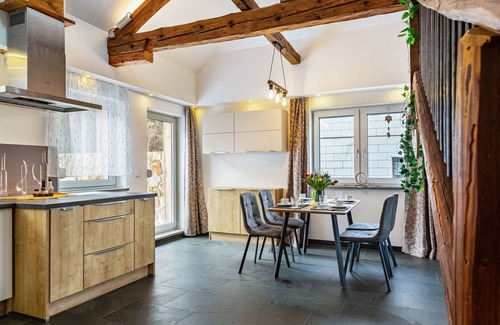 Atzesberg Apartment | Holiday flat "Landhaus Ameisberg" with mountain view, garden and Wifi