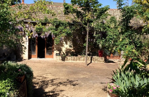 La Chapelle-de-Guinchay Cottage | holiday park vines pool jacuzzi sauna steam room in beautiful park