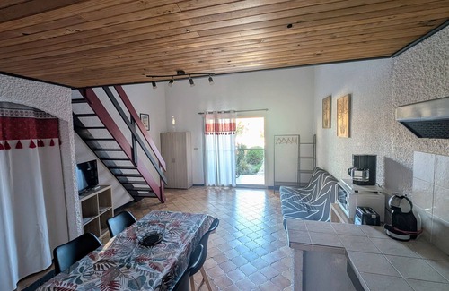 Roquefort-des-Corbieres House | Holiday Home 'La Capelle 4 Personnes 875' with Shared Pool, Wi-Fi and Air Conditioning