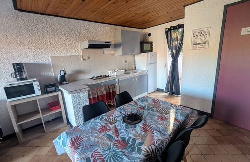 Roquefort-des-Corbieres House | Holiday Home 'La Capelle 4 Personnes 875' with Shared Pool, Wi-Fi and Air Conditioning