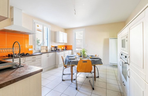Saint-Hilaire-de-Voust House | Holiday Home 'Logement 3ch 8 Personnes' with Private Terrace, Private Garden and Wi-Fi