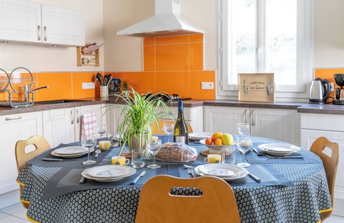 Saint-Hilaire-de-Voust House | Holiday Home 'Logement 3ch 8 Personnes' with Private Terrace, Private Garden and Wi-Fi