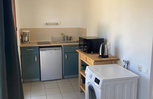 Saint-Remy-Sur-Durolle House | Holiday Home 'Joli Gîte Rouge Au Bord Du Lac' with Shared Terrace, Shared Garden and Wi-Fi