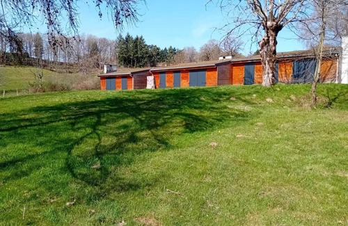 Saint-Remy-Sur-Durolle House | Holiday Home 'Joli Gîte Rouge Au Bord Du Lac' with Shared Terrace, Shared Garden and Wi-Fi