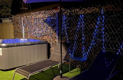 Mildura House | Holiday Getaway @ Mildura (Spa, BBQ, Free WI-FI)