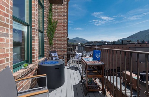 Ketchum Condo | Holiday Getaways Available! Chic Condo in Downtown Ketchum with Fire Pit & Mountain Views