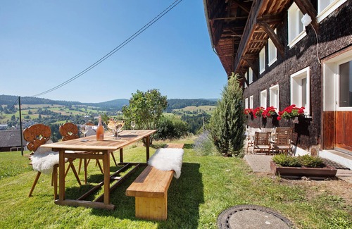 Bernau House | Holiday Home 'Black Forest Woods' with Mountain View, Private Terrace and Wi-Fi