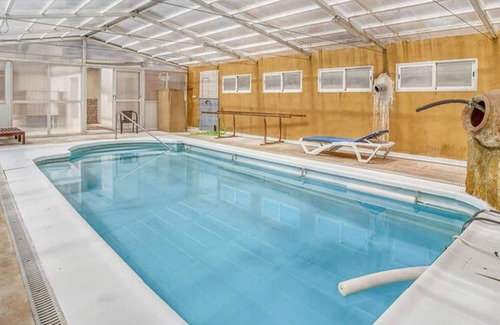 Oria House | Holiday home communal heated swimming pool