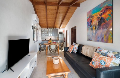 Los Llanos de Aridane Ski Chalet | Holiday Home 'El Perenquén' with Mountain View, Wi-Fi and Air Conditioning