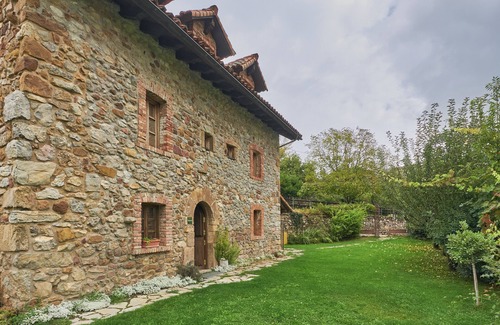 Robledo de la Guzpena House | Holiday Home 'La Venta Del Alma' with Mountain View, Private Terrace and Wi-Fi