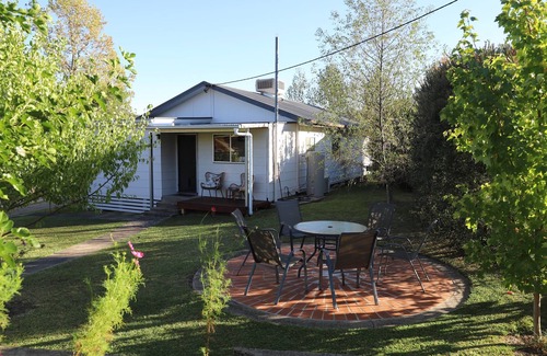 Talbingo House | Holiday haven wood fire family fun hiking skiing bird watching linen supplied
