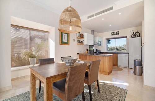 Arcos de la Frontera House | Holiday Home "Arcos golf Adosado 2 dormitorios" with Mountain View, Shared Pool & Wi-Fi