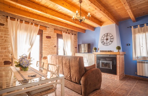 La Mata de los Olmos House | Holiday Home 'Millán' with Balcony and Wi-Fi